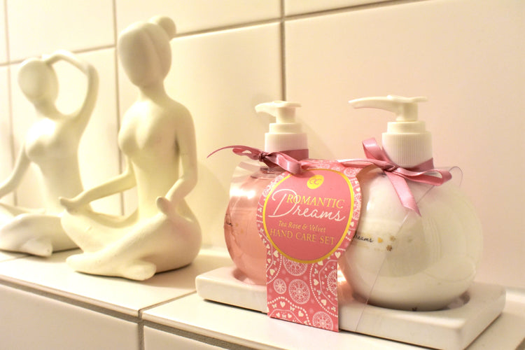 Handpflegeset Romantic Dreams auf Keramikablage